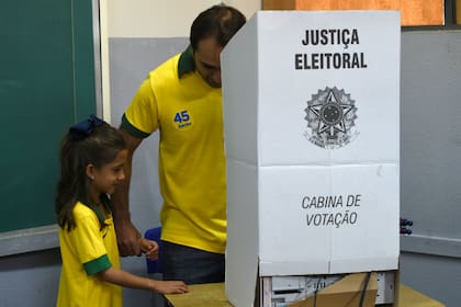 Los brasileños viven con pasión el ballotage presidencial en Brasil