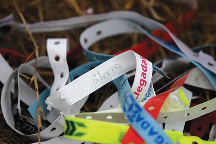 “Los brazaletes demuestran que pagaste la tasa del cartel para cruzar el río, para que no pase nadie que no haya pagado”, dice un ciudadano norteamericano de treinta y pico que trabaja de coyote