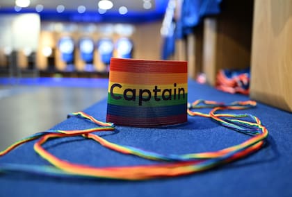 Los brazaletes para los capitanes de la Premier League, en arcoiris: fueron parte de una campaña de apoyo al colectivo LGBT+