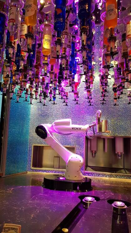 Los brazos robóticos van llenando los vasos con el líquido deseado, lo mezclan y le agregan hielo