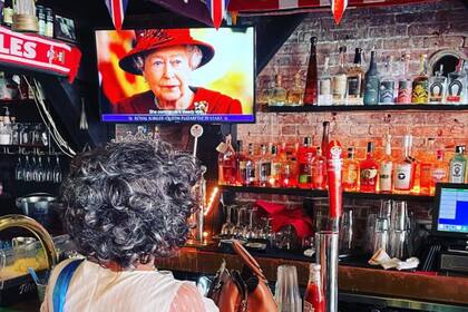 Los británicos se reunieron en un pub de California para despedir a la reina Isabel II