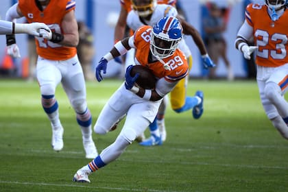Los Broncos de Denver buscan un triunfo como local (AP Foto/Eric Lutzens)