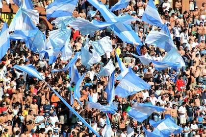 Los Buenmozos llevaron también su colorido a los partidos de los Pumas por gestiones de Defferrari con los dirigentes