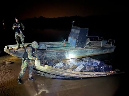 Los bultos con marihuana se hallaron en el interior del bote