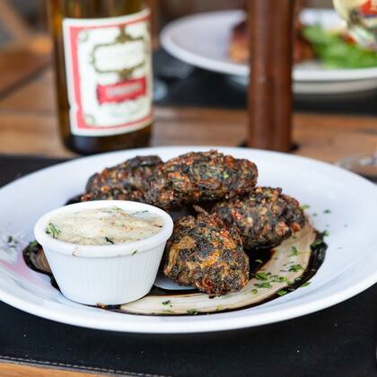 Los buñuelos de acelga de Elebar vienen con un dip espectacular.
