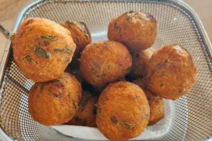 Los buñuelos de queso son ideales como entrada o para compartir viendo una película
