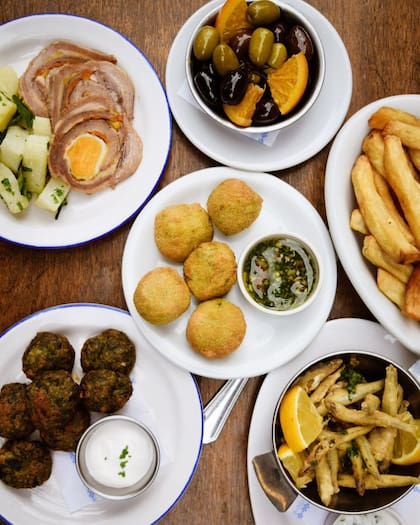 Los buñuelos y las crequetas forman parte del picoteo porteño que ofrece Los Galgos (Foto/Instagram: @losgalgosbar)