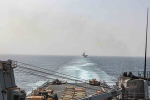 Helicópteros de EE.UU. hunden tres barcos del grupo rebelde que está generado estragos en el Mar Rojo