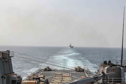 Los buques de asalto anfibio USS Carter Hall y USS Bataan navegan por el estrecho de Bab el Mandeb (Archivo) 