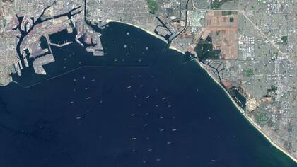 Los buques de carga esperan fuera de los puertos de Los Ángeles y Long Beach.