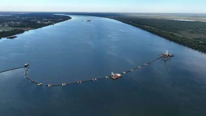 Los buques del Cuerpo de Ingenieros del Ejército de EE.UU. en el río Misisipi utilizan tuberías para contener la intrusión de agua salada