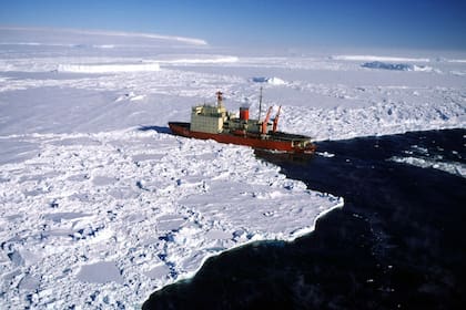 Los buques polares están construidos para navegar entre bloques de hielo pero no para romper capas gruesas del mismo, por lo que navegan en las rutas abiertas por rompehielos como el ARA Almirante Irizar