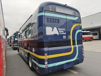 Los buses eléctricos tendrán asientos para 13 pasajeros, y calculan otros 11 de pie