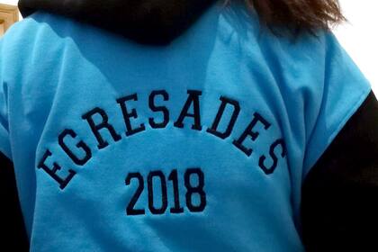 Los buzos de egresados con lenguaje inclusivo