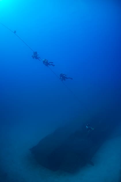 Los buzos descienden y ascienden a los barcos naufragados, en este caso, el USS Anderson, a través de una soga que va desde la embarcación de la nave hasta el pecio