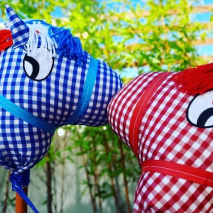 Los caballitos de tela, con palos de madera y rueditas son otro de los jueguetes artesanales que ofrece Natina