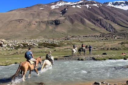 Los caballos resultan imprescindibles para el cruce de los ríos caudalosos