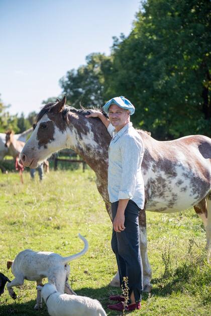 Los caballos son parte del paisaje y una gran pasión de Nico
