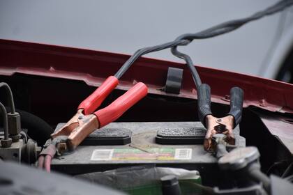 Los cables cocodrilo pueden hacer que encienda un auto sin batería si se cuenta con un donador