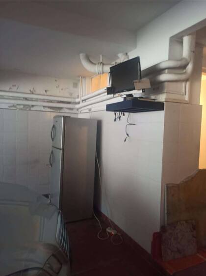 Los cables sueltos del equipo de grabación de las cámaras de seguridad de la casa, situado en el garaje, donde se ve la trompa del Mercedes Benz 350E dentro del cual fueron asesinados José Enrique del Río y María Mercedes Alonso