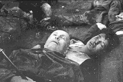 Los cadáveres de Benito Mussolini y Claretta Petacci fueron tirados en la plaza Loreto de Milan en la mañana del 29 de abril de 1945