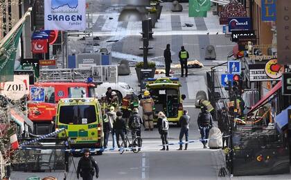 Los cadáveres permanecían en el piso mientras las fuerzas de seguridad terminaban las pericias