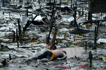 Los cadáveres, presentes en todos lados en Tacloban