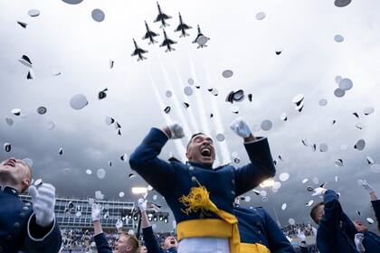 Los cadetes celebran durante su ceremonia de graduación en la Academia de la Fuerza Aérea de los Estados Unidos, en el condado de El Paso, Colorado, el 1 de junio de 2023