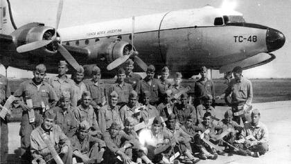 Los cadetes de la Fuerza Aérea Argentina antes de partir en el TC-48, el mayor misterio de la aeronavegación nacional