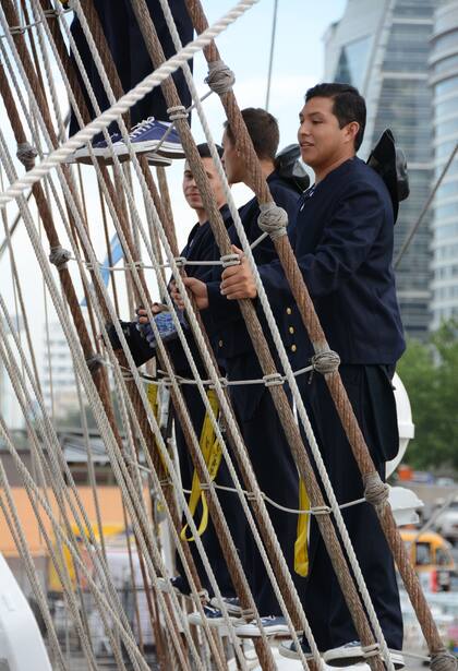 Los gavieros esperan la se?al, que llega desde un silbato, para subir a las vergas.