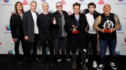 Los Cadillacs se llevaron dos premios a casa: un Grammy Latino a mejor disco de rock y otro a la mejor canción de rock del año