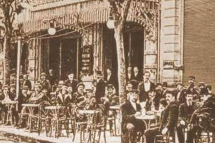 Los cafés, con sus mesitas en la vereda, le daban una impronta madrileña a la Avenida de Mayo