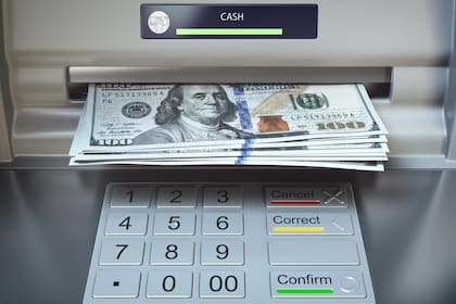 Los cajeros automáticos pueden expender dólares desde una cuenta bancaria en dicha divisa
