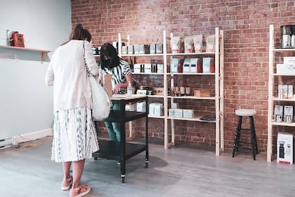 Los cajeros en Estados Unidos ganan en promedio 13 dólares la hora