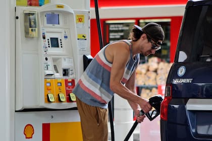 Los californianos experimentarán una baja en los precios de los combustibles