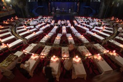 Los camareros preparan las mesas antes del primer espectáculo de la noche de la "Feerie"
