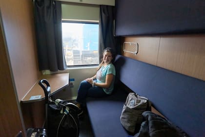 Los camarotes tiene dos camas cuchetas; aunque entusiasmados, los pasajeros llegaron cansados a destino