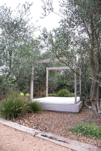 Los camastros de madera añaden calidez y aseguran un lugar cómodo de descanso en el jardín