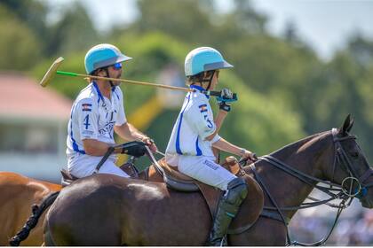 Los Cambiaso, padre e hijo, en acción en la copa Royal Windsor