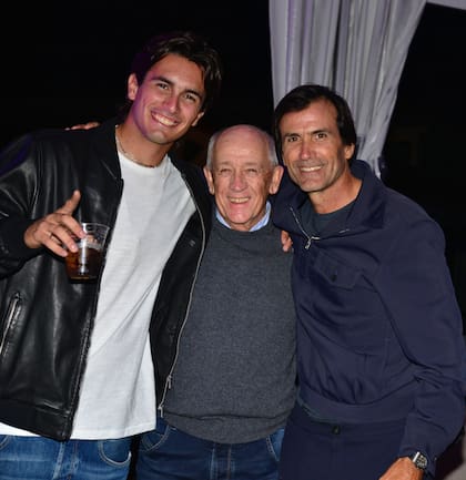 Los Cambiaso rodean al profe Paidu, el entrenador de la familia.