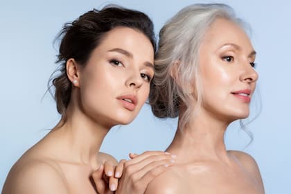 Los cambios clínicos más importantes del envejecimiento intrínseco son mayor sequedad y descamación de la piel, menor laxitud, arrugas, adelgazamiento de la piel, pérdida de luminosidad y una variedad de tumores benignos