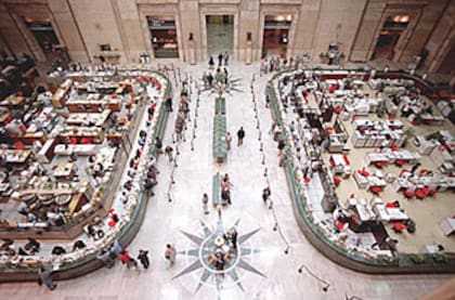 Junto a la educación formal es muy valorada la participación en prácticas bancarias para obtener experiencia en el campo y establecer contactos en la industria