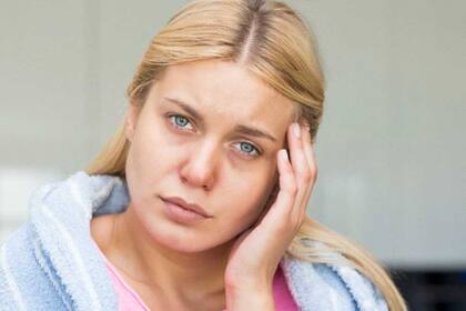 Los cambios hormonales, el estrés y la mala alimentación, entre otros factores, pueden ser los causantes de las ojeras