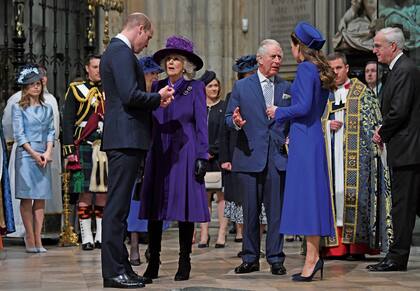 Los Cambridge se reunieron con el príncipe Carlos y Camilla una vez dentro de la abadía, se saludaron con un beso y luego se dirigieron a sus respectivos asientos.