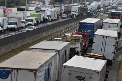 Los camioneros cortan la autopista de Regis Bittencourt a 30 kilómetros de San Pablo