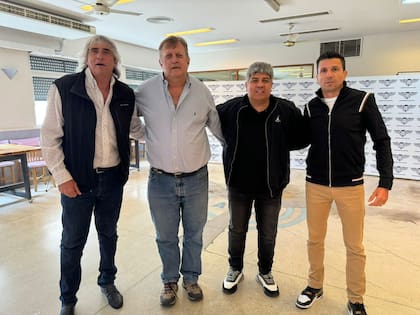 Los camioneros Omar Pérez y Pablo Moyano con los dirigentes aeronáuticos Pablo Biró y Juan Pablo Brey; Pérez podría ocupar el lugar de Moyano en la CGT