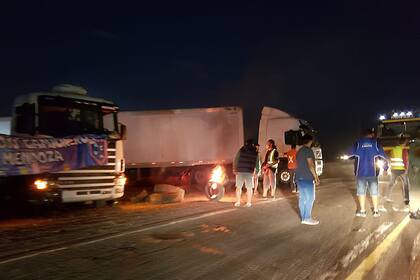 Los camioneros que deben cruzar a Chile, por Mendoza, se quejan por las demoras en los trámites aduaneros y las “sobreexigencias” oficiales de testeos de Covid-19