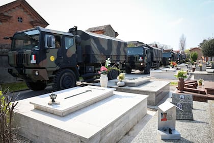 Los camiones de la armada italiana transportan féretros desde Bergamo al cementerio de Ferrara
