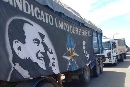 Los camiones del Sindicato Único de Fleteros de la República Argentina frente a la sede de la Cooperativa Agrícola Ganadera Ascensión