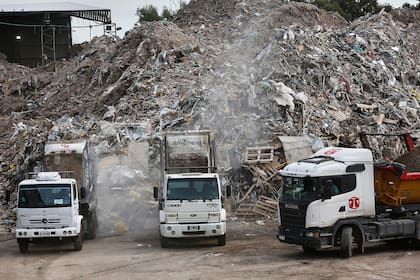 Los camiones descargan los volquetes llenos de escombros y basura provenientes de todas las obras en construcción de la ciudad
